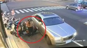 勞斯萊斯假碰瓷硬賴人！一句話網爆火（圖／翻攝自爆料公社二社）