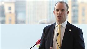 英國政府6日宣布對49個違反人權的個人與機構實施制裁，英國外相拉布（圖）表示，這項制裁行動傳達出非常明確的訊息，英國針對的是暴徒及獨裁者的黨羽。（圖／翻攝自twitter.com/dominicraab）

