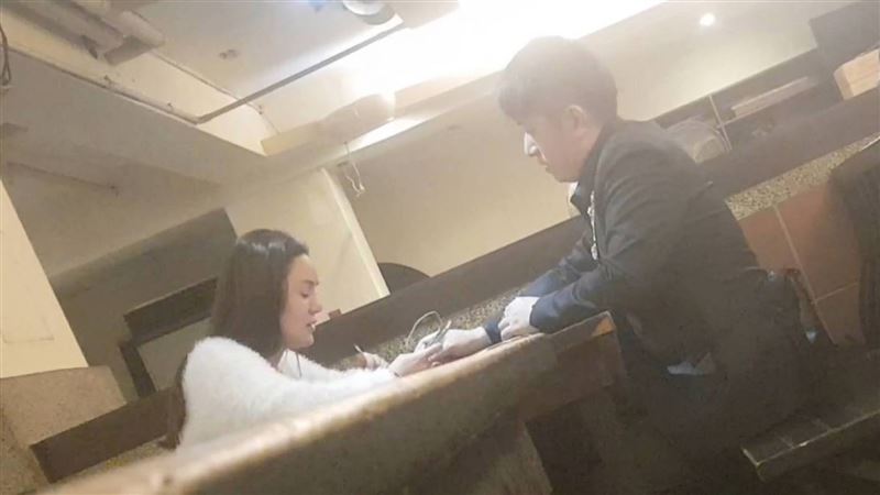 辣妻控偷吃　醫美大亨遭爆只是攝影師