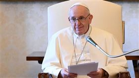 教宗方濟各5日原定在公開談話關懷香港，卻在致詞前一刻緊急向媒體抽稿，讓義媒質疑「中國連教宗的喉嚨都掐住了」。（圖／翻攝自教宗方濟各IG網頁instagram.com/franciscus）
