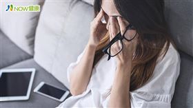 名家專用／NOW健康／現代人依賴3C產品，離不開手機和電腦，中醫師鄭愛蓮表示，門診患者多半是因為太過勞累、用眼過度，才出現飛蚊症現象。(勿用)