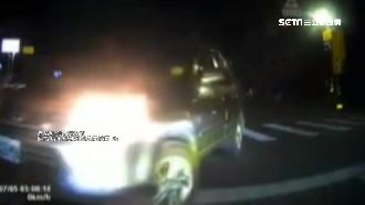 危險駕駛開對向擋車　重機嚇歪報警