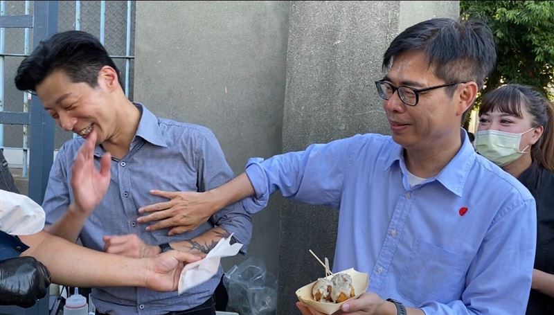 驚！陳其邁伸鹹豬手　被害人嬌羞回⋯