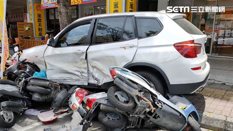 新／高雄女開BMW連撞！20車主慘