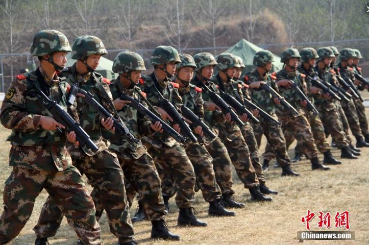 中國退役武警網紅受訪踢爆,解放軍設備老舊、無力犯台,直言「一打必輸」。(示意圖/翻攝自中新網)