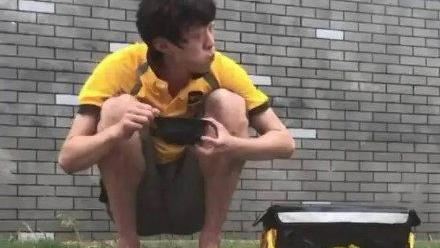 前世界冠軍雨中送外賣？狼狽模樣曝光