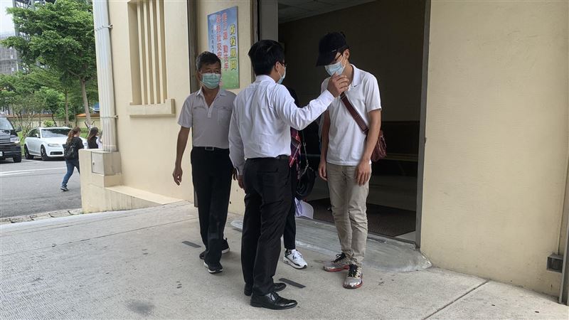 衛生局女員工墜樓亡　家屬移靈返台中