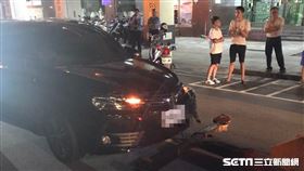 台中撿手機車禍／翻攝畫面