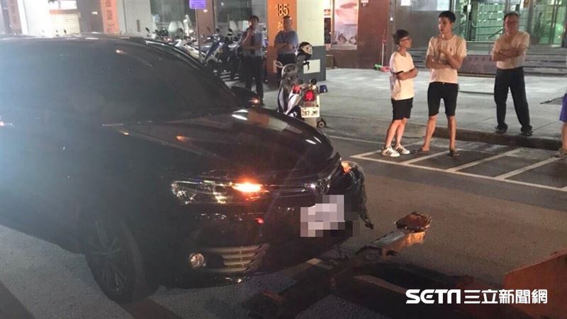 低頭撿手機…情侶慘自撞　車旋轉半圈
