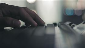 中國6日將網路訊息審核員納入正式職業工作種類，儘管手握網路內容生殺大權，但因為薪資低、前景差、壓力大、易憂鬱，相關工作在中國流動率甚高。（示意圖／翻攝自Pixabay圖庫）