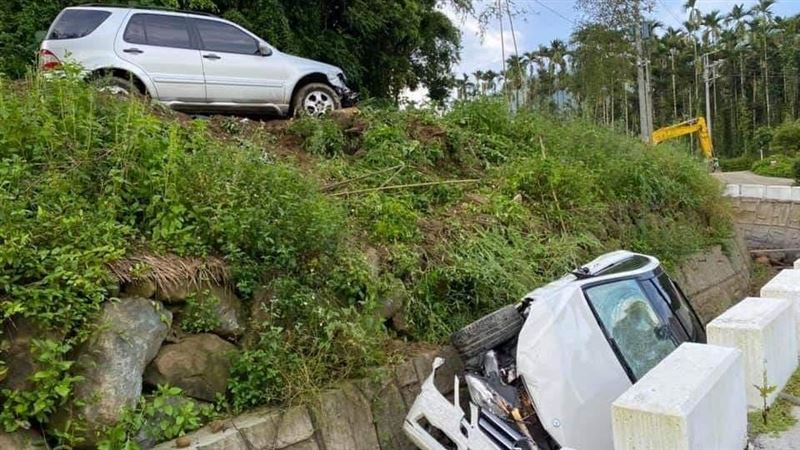 賓士對決！暴怒男撞女友連車落山坡