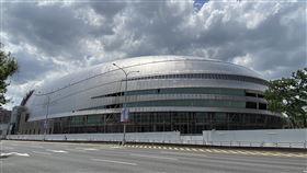 大巨蛋將復工　北市藍綠議員質疑聲浪不斷大巨蛋停工5年多，台北市建管處22日證實已簽准大巨蛋建照變更，估最快6月底前可核發建照，消息一出，引發多名藍綠台北市議員23日質疑聲浪不斷。中央社記者黃麗芸攝　109年6月23日