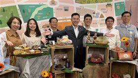竹市振興觀光旅遊　入住就送限量好玩券新竹市政府7日推出「跟風當網紅–來去新竹住一晚」活動，市長林智堅（中）表示，民眾只要入住與市府合作旅宿，即能獲限量「好玩券」，價值新台幣500元，可在竹市店家使用，盼振興觀光。中央社記者郭宣(文三)攝　109年7月7日