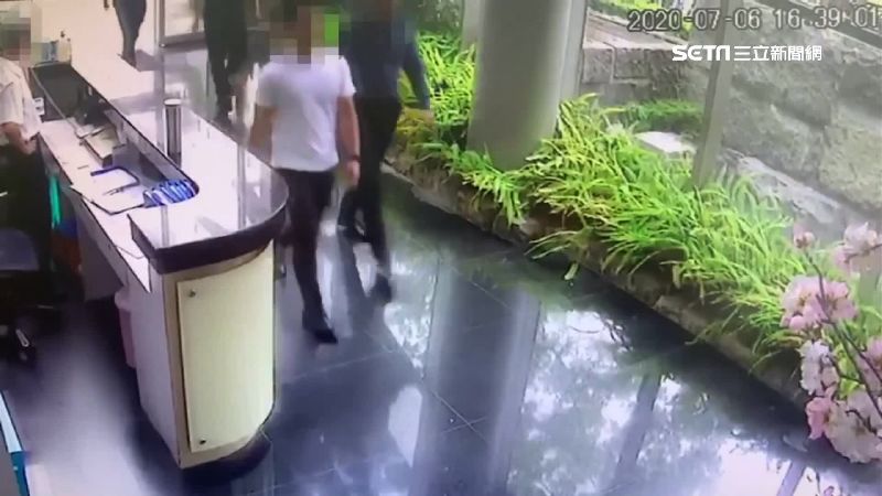 獨／黑衣人闖商辦大樓　大陣仗喬債務