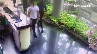 獨／黑衣人闖商辦大樓　大陣仗喬債務