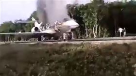 ▲毒梟小型飛機企圖利用公路降落失敗。（圖／翻攝自推特）