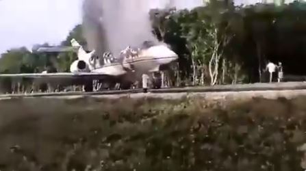 毒梟飛機企圖從公路偷渡　迫降失敗