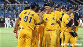 ▲中信兄弟慶祝勝利。（圖／記者劉彥池攝影）