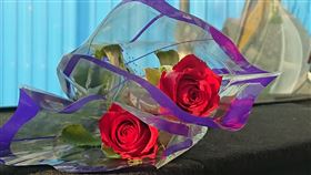 玫瑰花,身障,賣花,車陣(翻攝自 爆廢公社公開版)