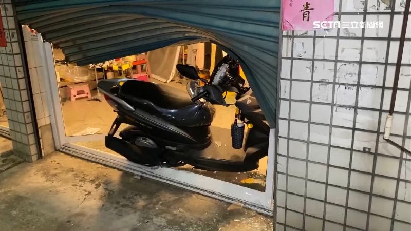 T字路口繼續衝！女騎士撞破店家鐵門