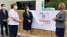 台灣今日捐贈30萬片醫療口罩給美國退伍軍人部，退伍軍人部代理副部長鮑爾斯親自出席捐贈儀式。(退伍軍人部,美國,捐贈,口罩)
（圖／翻攝自DeptVetAffairs推特）