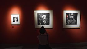 薇薇安邁爾攝影展　松山文創展出（3）「V.M.薇薇安．邁爾攝影展」7日在台北松山文創園區舉行開展記者會，展示攝影師薇薇安．邁爾（Vivian Maier）約百幅作品，其中包含不少半身肖像作品，吸引觀眾駐足欣賞。中央社記者徐肇昌攝　109年7月7日