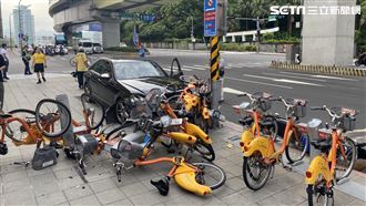 賓士擦撞重機　Ubike站慘遭撞爛