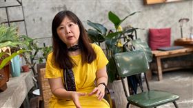 新作透露人生觀　石芳瑜：人生應該保有彈性作家石芳瑜推出首部散文集「中間的人」，吐露自己的人生觀。她認為，人生應該要能保持彈性，不要將自己逼到極限。中央社記者陳秉弘攝　109年7月7日