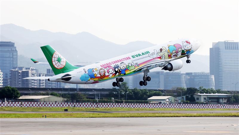 桃機搭機環島　長榮擬派凱蒂貓彩繪機