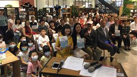 梁晨耕耘文化外交偏鄉說故事 新書倡平權斯洛伐克駐台代表博塔文（第一排左4）的妻子梁晨（第一排左2）戮力推動台斯文化交流，對譯介兩地童書著力尤深，7日分享新出版譯作「艾瑪與粉紅鯨魚」。（青林國際出版提供）中央社記者陳韻聿傳真 109年7月7日