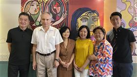 向巴赫致敬　鋼琴協奏曲之夜8月登場由鋼琴家魏樂富（左2）、葉綠娜（左3）策劃的跨年度「3B全本系列音樂會」，今年8月將以作曲家巴赫為主軸，推出「向巴赫致敬—鋼琴協奏曲之夜」，邀請指揮家廖嘉弘（左）、鋼琴家廖皎含（右3）及長笛家胡志瑋（右）等人參演。右2為國際新象文教基金會董事長樊曼儂。（新象．環境．藝之美文創提供）中央社記者趙靜瑜傳真　109年7月7日