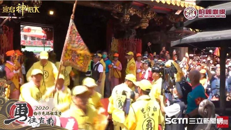 白沙屯媽祖抵朝天宮　三進三退衝廟內