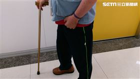張先生長期服用類風濕性關節炎藥物控制，不過近來膝蓋疼痛加劇，造成他必須拿著手扙行走，吃藥還是會痛。（情境照，非患者本人）。（圖／長安醫院提供）