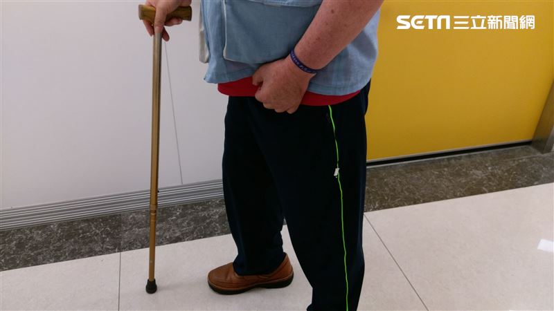 遭白血球攻擊關節囊　男走路一拐一拐