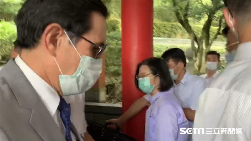 蔡英文馬英九激戰後首同框！互動曝光