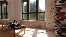 李明維補裳計畫李明維創作之一「補裳計畫」現場有人專心縫製衣物，桌上堆滿縫完但線頭還沒剪斷的衣物，透過細絲與牆上的線軸形成千絲萬縷的連結。中央社記者林育立柏林攝  109年7月8日