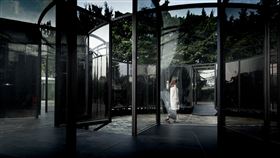 何理互動運用偏光片　創造真實與幻境超感空間跨領域團隊「何理互動設計」把偏光片用在大型展品「膜」，以特殊光學效果，創造層次多重疊加的空間，觀者在移動間產生觀看錯覺，迷走於邊界曖昧、真實與幻境交疊的超感空間。（北美館提供）中央社記者鄭景雯傳真　109年7月8日