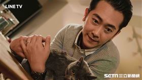 《黑喵知情》施名帥、黃金獵犬、天竺鼠同桌吃飯萌翻。（圖／LINE TV提供）