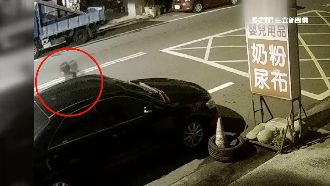 刮車怪客出沒　路邊車慘紋白色海波浪