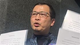 羅智強前往三立遞交辯論同意書