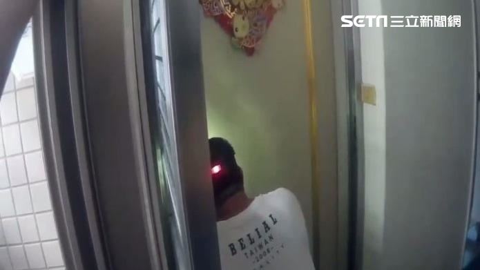 洗澡跌倒全裸躺2天　警敏銳…救了她