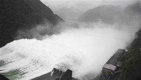 千島湖61年來首度全洩洪連日暴雨導致水位持續上漲，中國大陸浙江省杭州市新安江水庫（千島湖）8日9時開啟9孔閘門洩洪，這也是該水庫1959年建成以來首度全洩洪。圖為7日千島湖開啟洩洪。（中新社提供）中央社  109年7月8日