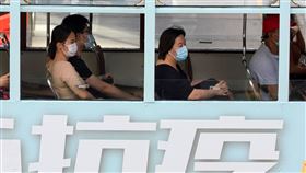 香港爆發多點群聚疫情  恐將收緊限聚令香港近日爆發2019冠狀病毒疾病多點群聚感染疫情，涉及養老院、餐廳與學校。港府官員8日表示，政府正朝收緊方向檢視「限聚令」等防疫措施。（中通社提供）中央社  109年7月8日