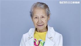 在作品《那個我最親愛的陌生人》中飾演失智母親的吳美和，一場潑糞的戲震撼台北電影節評審，也因此讓她「被入圍」，這次接受《三立新聞網》專訪，除了暢聊自己在拍攝作品時的心情，也談到跟自己合作多次的導演張作驥的故事。至於她的家庭，也可以說是「演藝世家」一對兒女都曾在演藝圈發展，讓人驚喜。記者林聖凱攝影