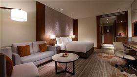 台北六福萬怡酒店 Deluxe King Room 豪華客房。（圖／KKday提供）