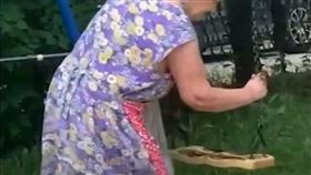 鞦韆上狂抹大便！俄羅斯90歲固執嬤。（圖／翻攝自YouTube）