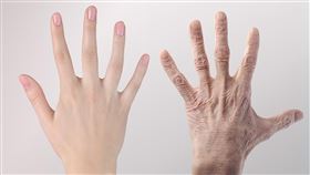 少女驚見阿嬤手。（圖／業者提供）