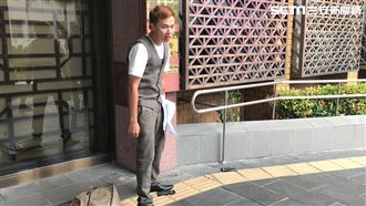 吃屎哥現身台北地檢署　怒摔手機