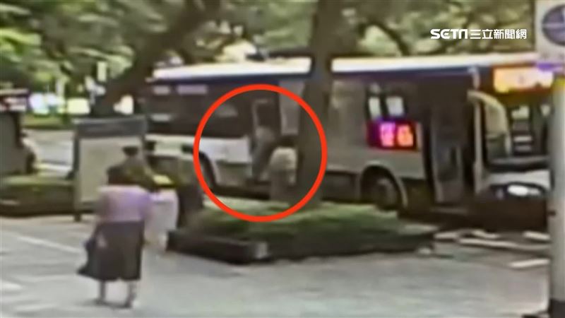 新／媽背1歲兒狂追公車　交通局重罰