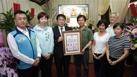 鄭惇元辭世　黃偉哲頒發卓越市民褒揚狀以20年時間編撰「台華辭典」的鄭惇元日前辭世，台南市長黃偉哲（左3）8日前往鄭家致祭，並頒發「典範長存」的台南市卓越市民褒揚狀，由家屬代表接受。中央社記者張榮祥台南攝　109年7月8日